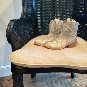 Lucchese size 8 western boots!